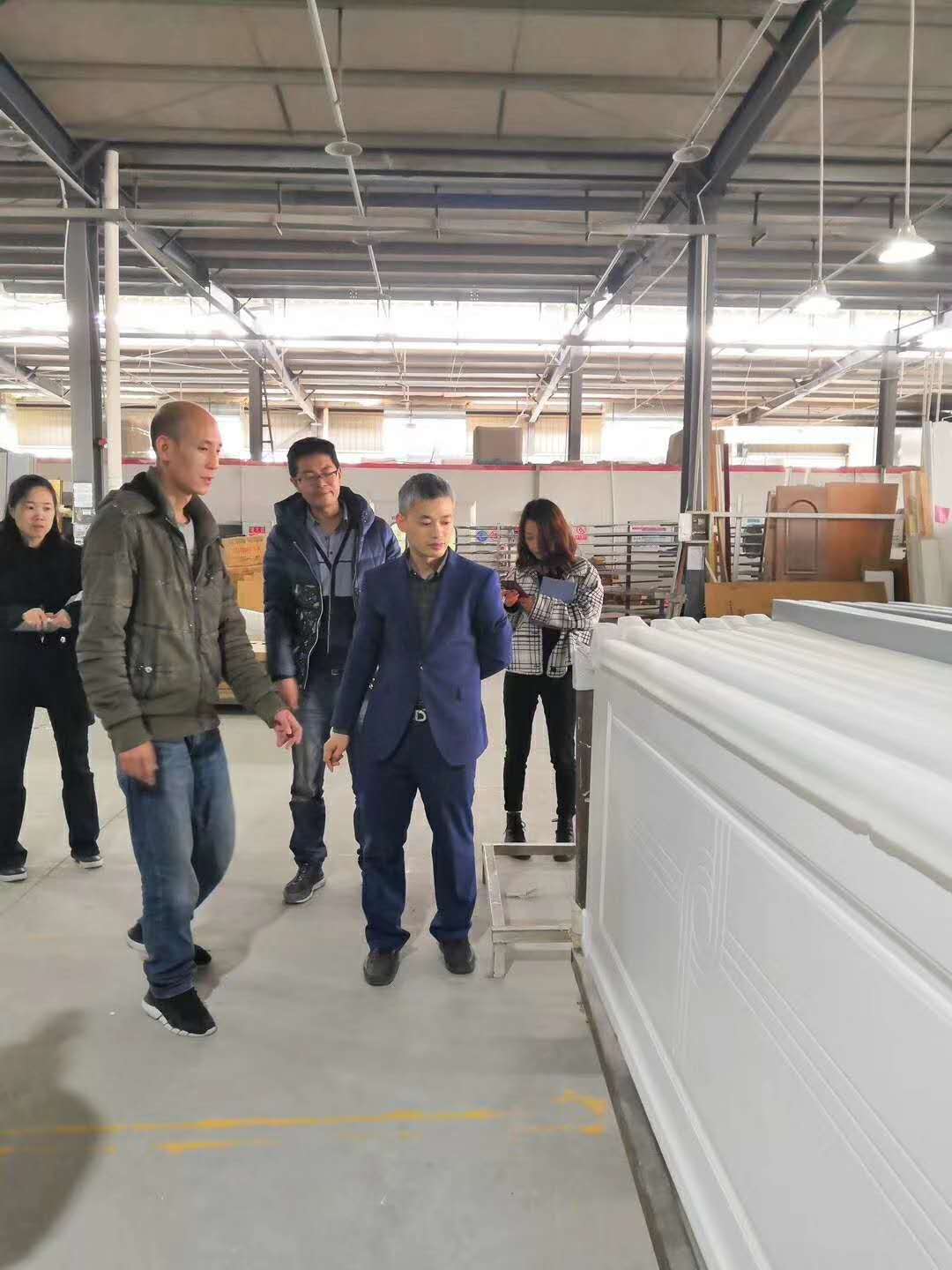 遠(yuǎn)方來客考察，重慶鑫順來木門廠家管理人員全程陪同